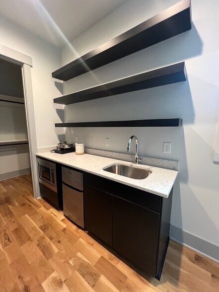 Building Photo - 631 Linfield Dr
