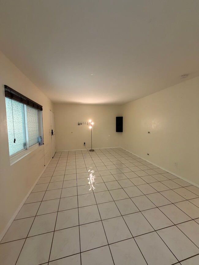 Building Photo - 3 Bedrooms and 3 baths condo unit in the heart of Sherman Oaks.