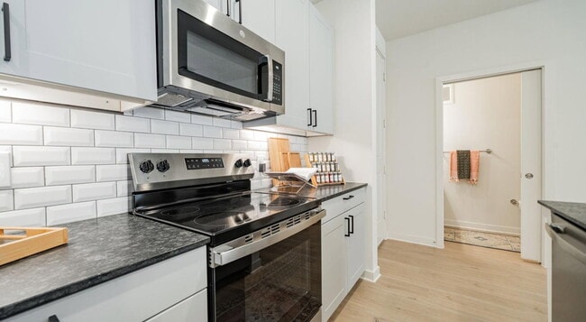 Building Photo - 3251 Lake Sharon Dr