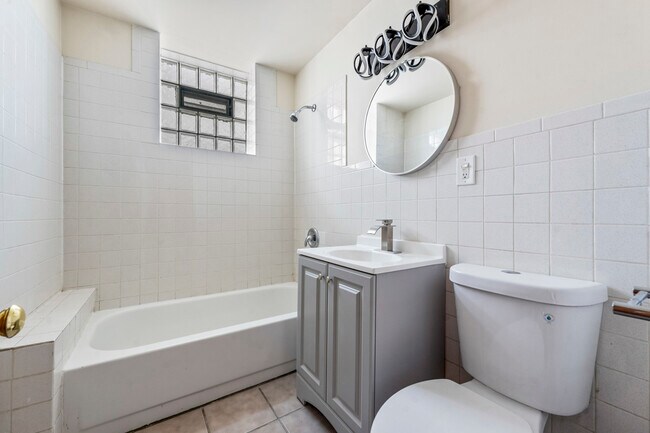 Building Photo - 2152 W Division St