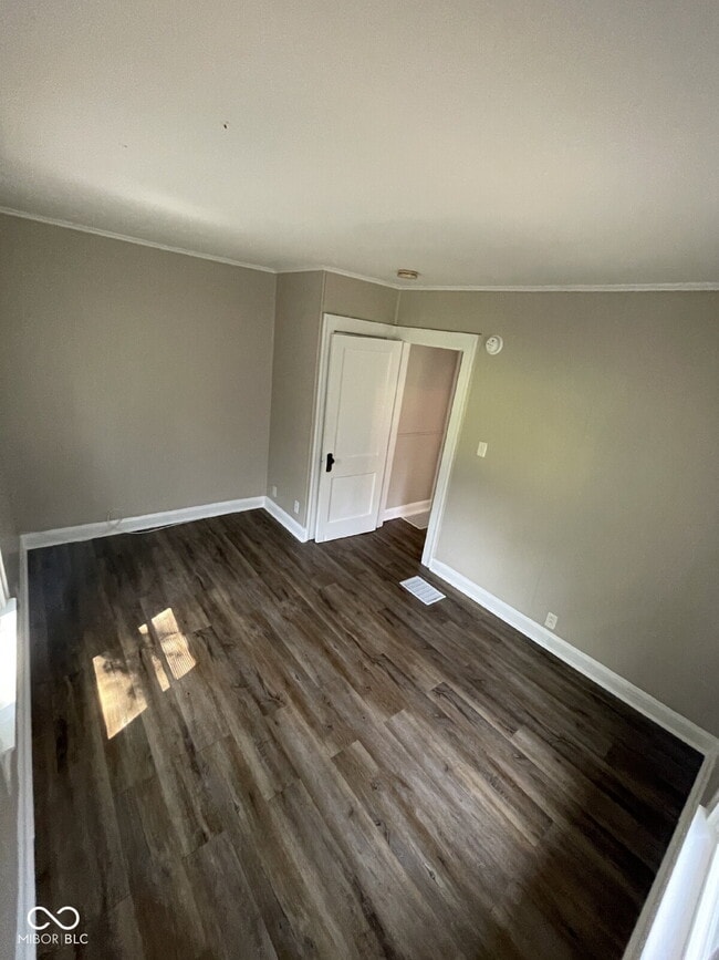 Building Photo - 894 N Gladstone Ave