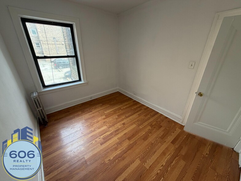 Building Photo - 1135 W Lunt Ave