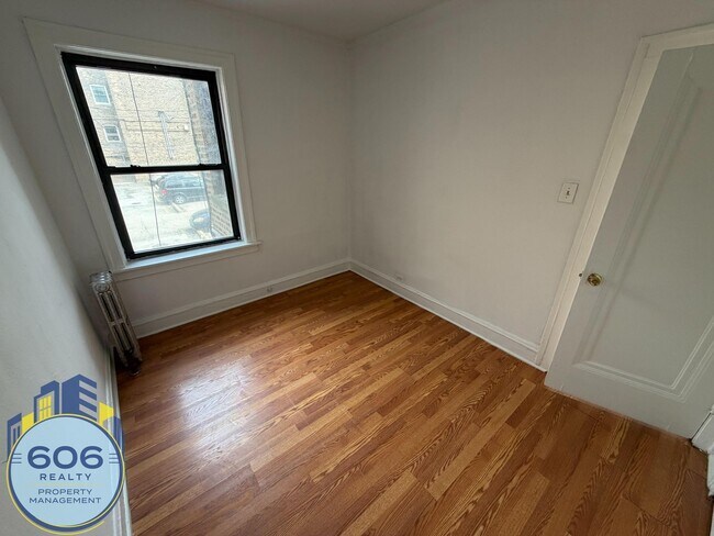 Building Photo - 1135 W Lunt Ave