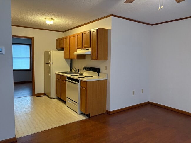 Building Photo - 812 E Maple St