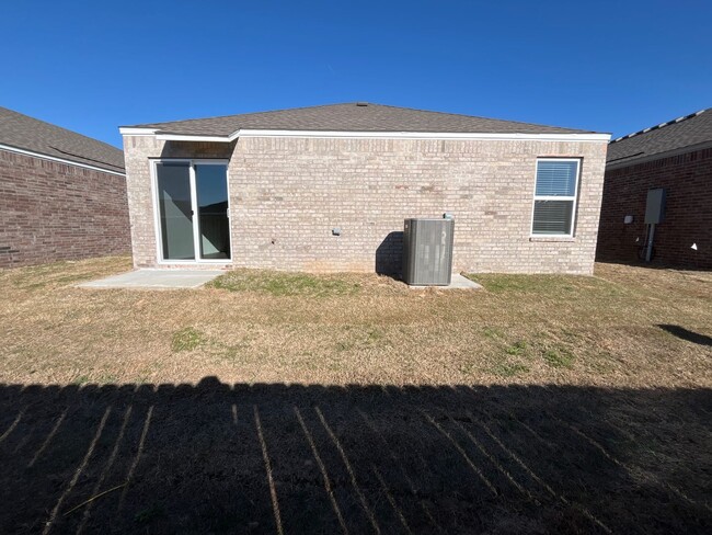 Building Photo - *Pre-leasing* NEWER Three Bedroom | Two Ba...