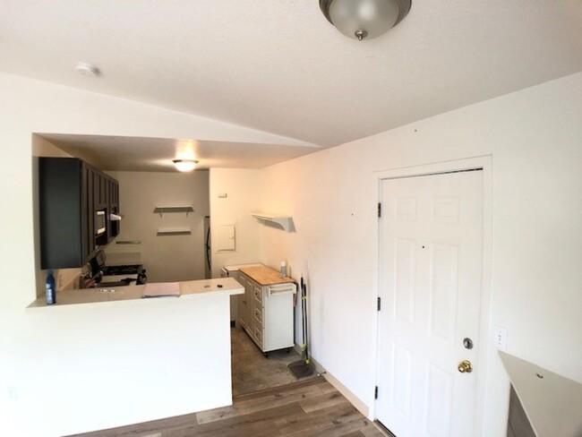 Building Photo - Charming Studio Condo in Portland!! Locate...