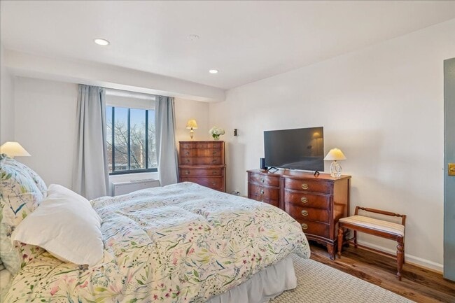 Building Photo - Large 1BR/1BA with Natural Light & Modern Finishes in Cleveland Park