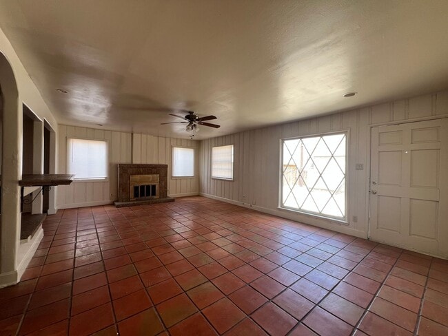 Building Photo - 3 Bedroom 1 Bathroom House with Spacious L...
