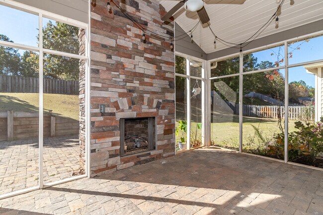 Building Photo - 4025-4025 Stowe Dr