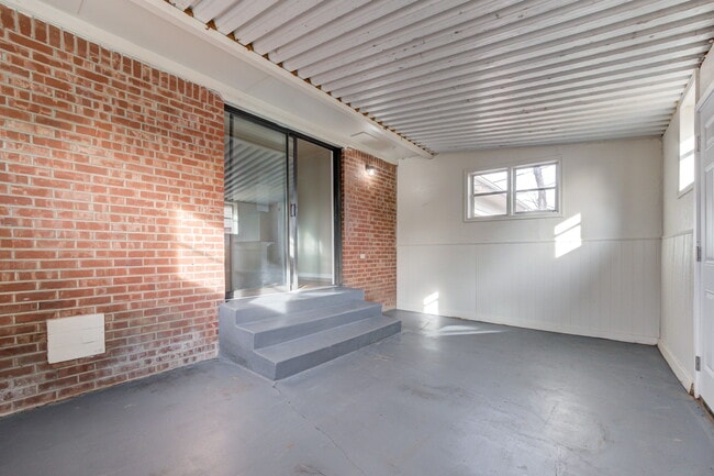 Building Photo - 5000 N Linn Ave