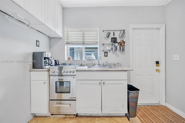 Building Photo - 5207 Hayes St