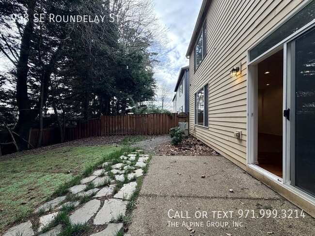 Building Photo - 958 SE Roundelay St