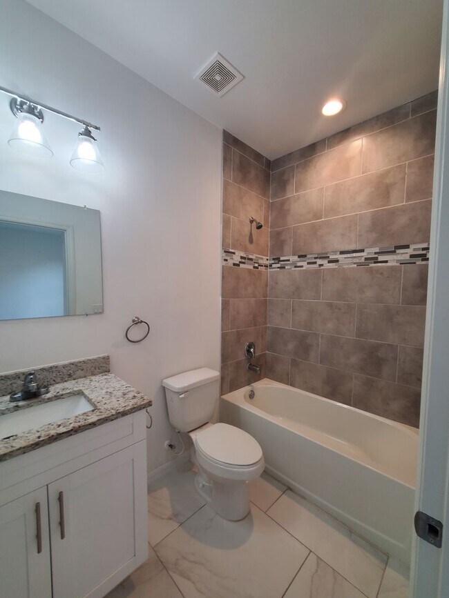 Building Photo - MOVE IN READY-3/2/1-PUNTA GORDA, FL