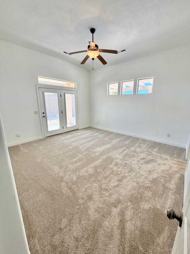 Building Photo - 988 E Silver Falls Dr