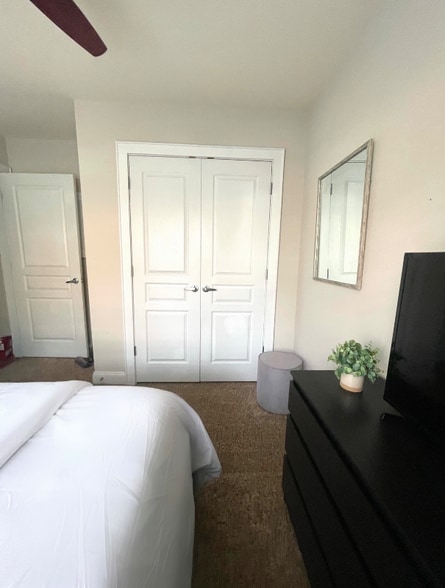 Building Photo - 914 Garden District Dr