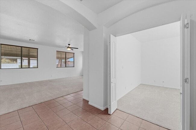 Building Photo - 920 Stable Glen Dr