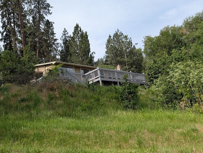 Building Photo - Stunning Lenore House With Breathtaking Views
