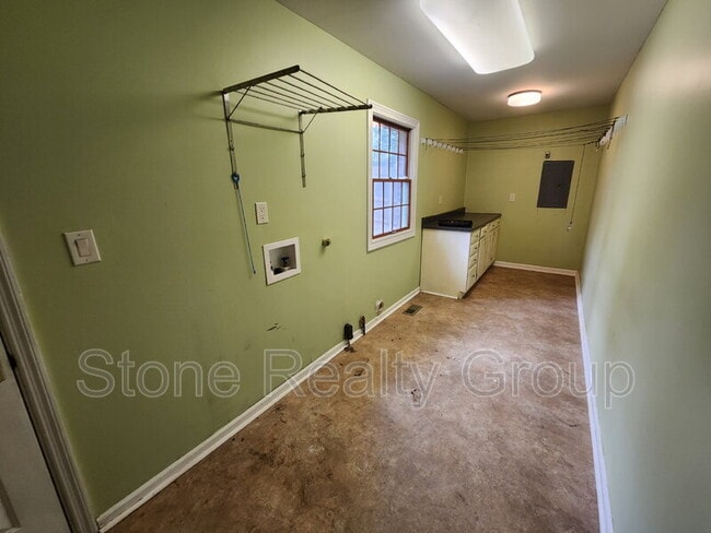 Building Photo - 308 Hickory Hill Dr