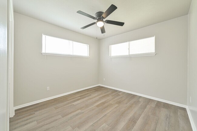 Building Photo - 1021 W Woodcrest Dr