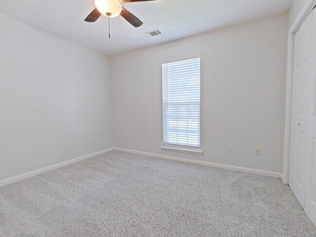 Building Photo - 304 Farmington Dr
