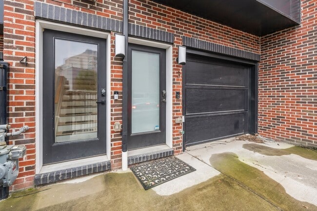 Building Photo - Bi-Level Shaw Condo