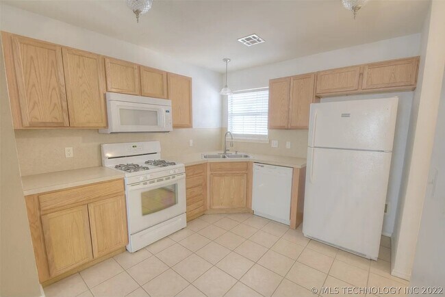 Building Photo - 5644 S Xenophon Ave