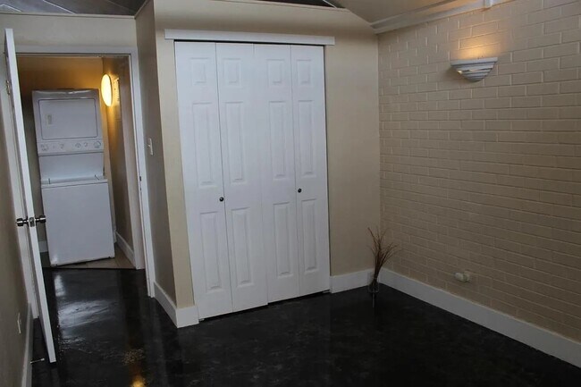 Building Photo - 1400 Julian St