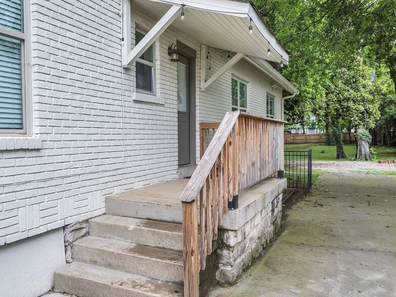 Building Photo - 1023 Maxwell Ave