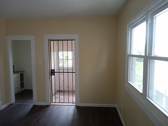 Building Photo - 422 Dexter St