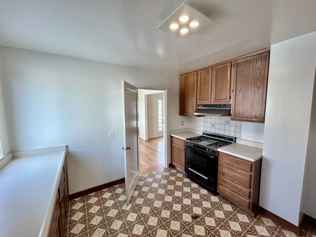 Building Photo - Spacious 2bd/1bth Upper Flat With Beautiful Views