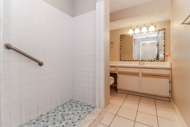Building Photo - 7801 Glencoe Dr