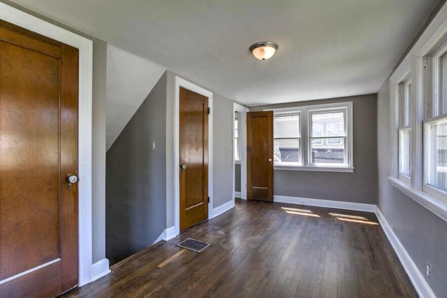 Building Photo - 706 E 71st Ter