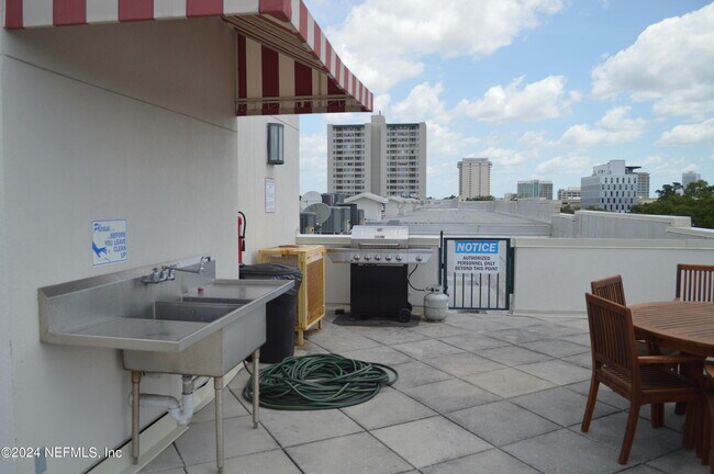 Building Photo - 1661 Riverside Ave