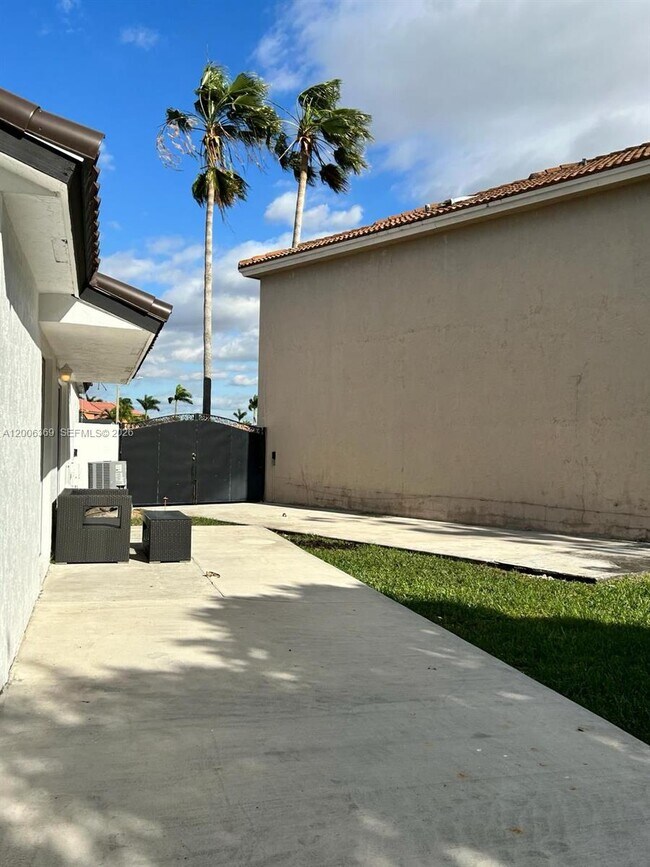 Building Photo - 820 NW 132nd Ct