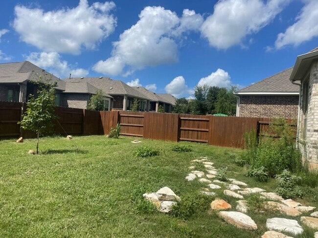 Building Photo - Gorgeous 3 Bed 2 Bath Home in La Cima with Fenced Yard!