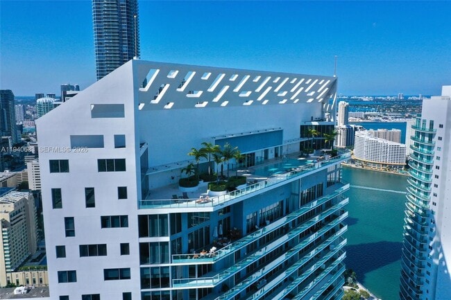Building Photo - 1300 Brickell Bay Dr