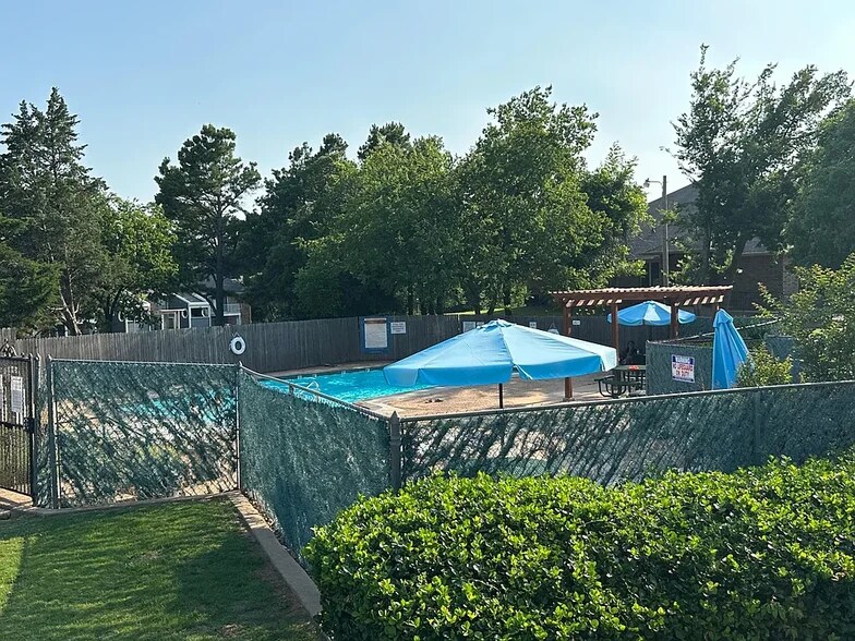 Building Photo - 1820 Windhill Ave