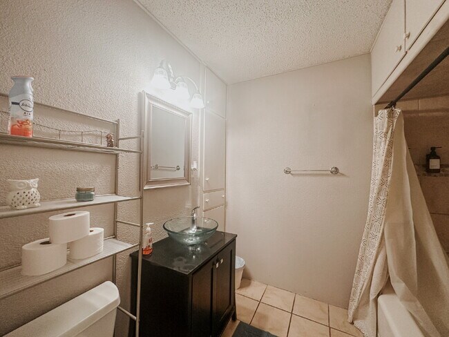 Building Photo - Modern Touches in Tech Terrace!