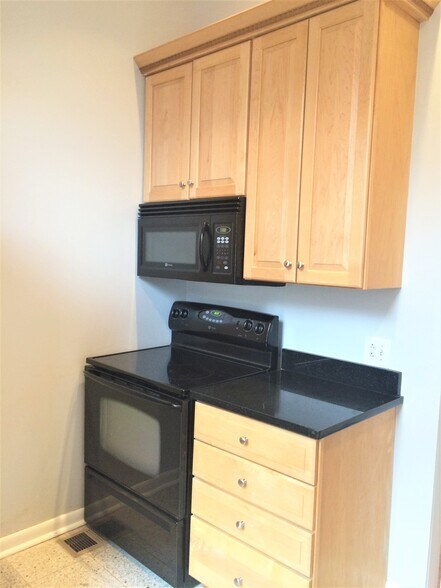Kitchen - 5975 Alder St