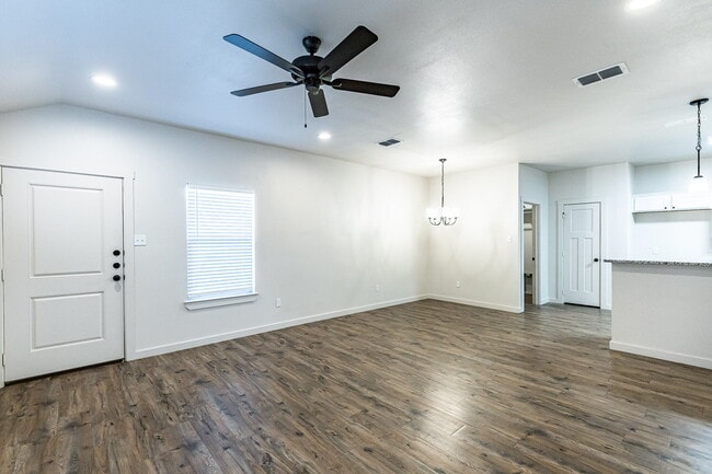 Building Photo - 6, 9 or 12 month Lease! Cooper Schools/ So...