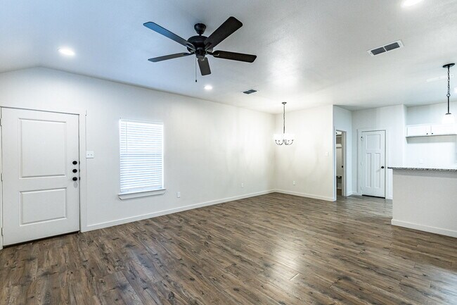 Building Photo - Price reduced! Half off first full months rent/ Zero security deposit. Spacious 3-Bedroom Duplex ...
