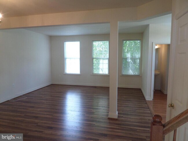 Building Photo - 675 McLeary Square SE