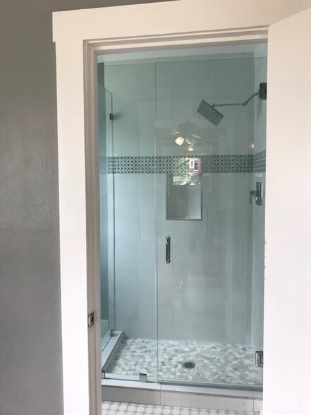 Building Photo - 900 E Park Ave