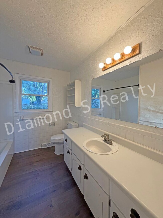 Building Photo - Spacious 3 Bedroom Home in South Springfield!