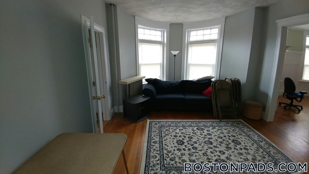 Building Photo - 1887 Beacon St