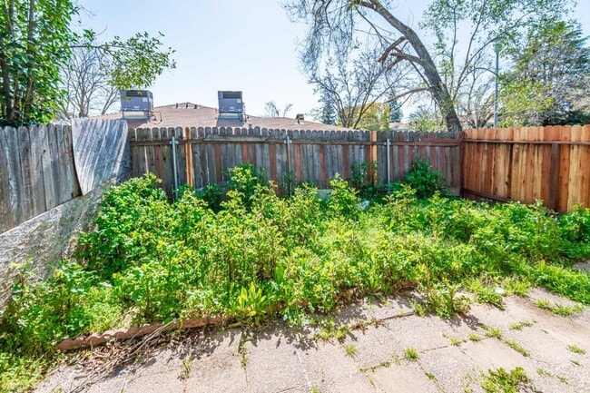 Building Photo - 4973-4975 Summerwood Circle
