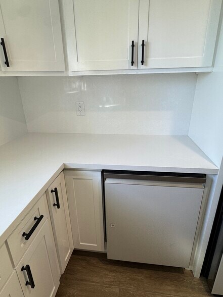 Building Photo - 568 Lomas Santa Fe Dr