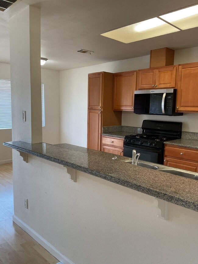 Building Photo - "Discover Coastal Living: Spacious 3-Bed, 2-Bath Townhouse