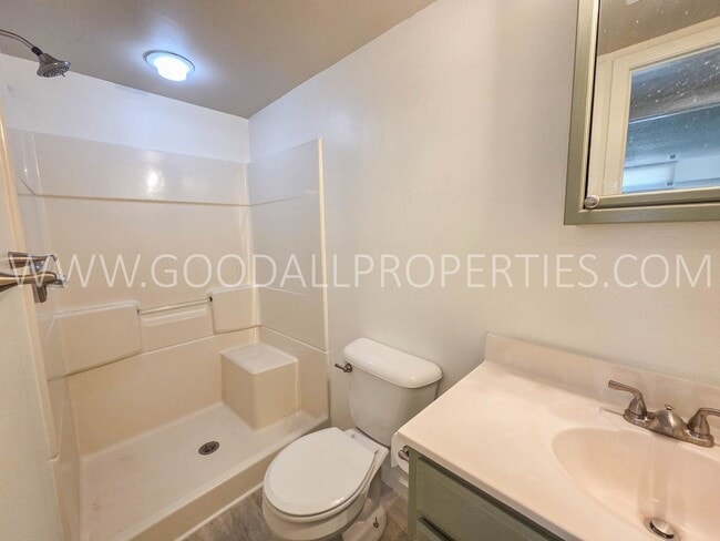 Building Photo - 4 Bedroom Split-Level Home for Rent in Urbandale – 2 Living Areas & Private Backyard!
