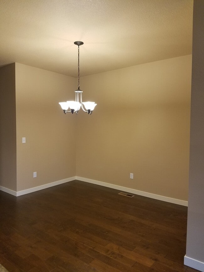 Building Photo - High end town home in perfect location